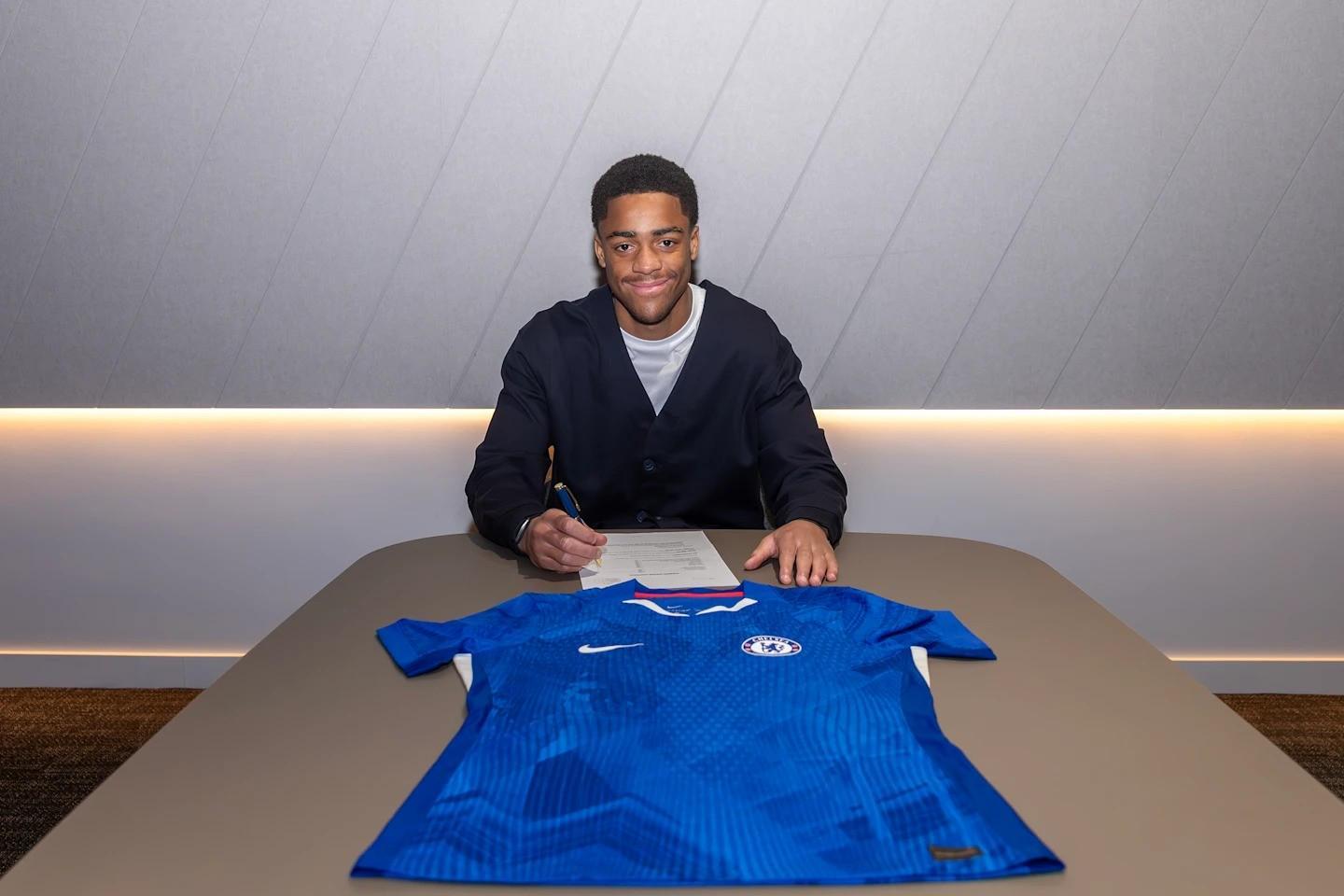 体育入口-官方：17岁边锋麦奎因与切尔西签下首份职业合同